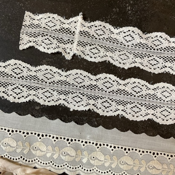 Vintage ecru scalloped embroidered ruffled & flat eyelet fabric trims + lace - Picture 2 of 4